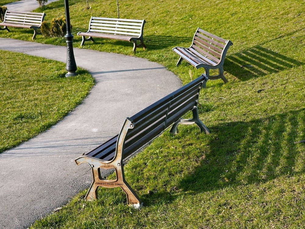 Fotografía real de banca urbana metálica para catálogo de CAMHE Infraestructura