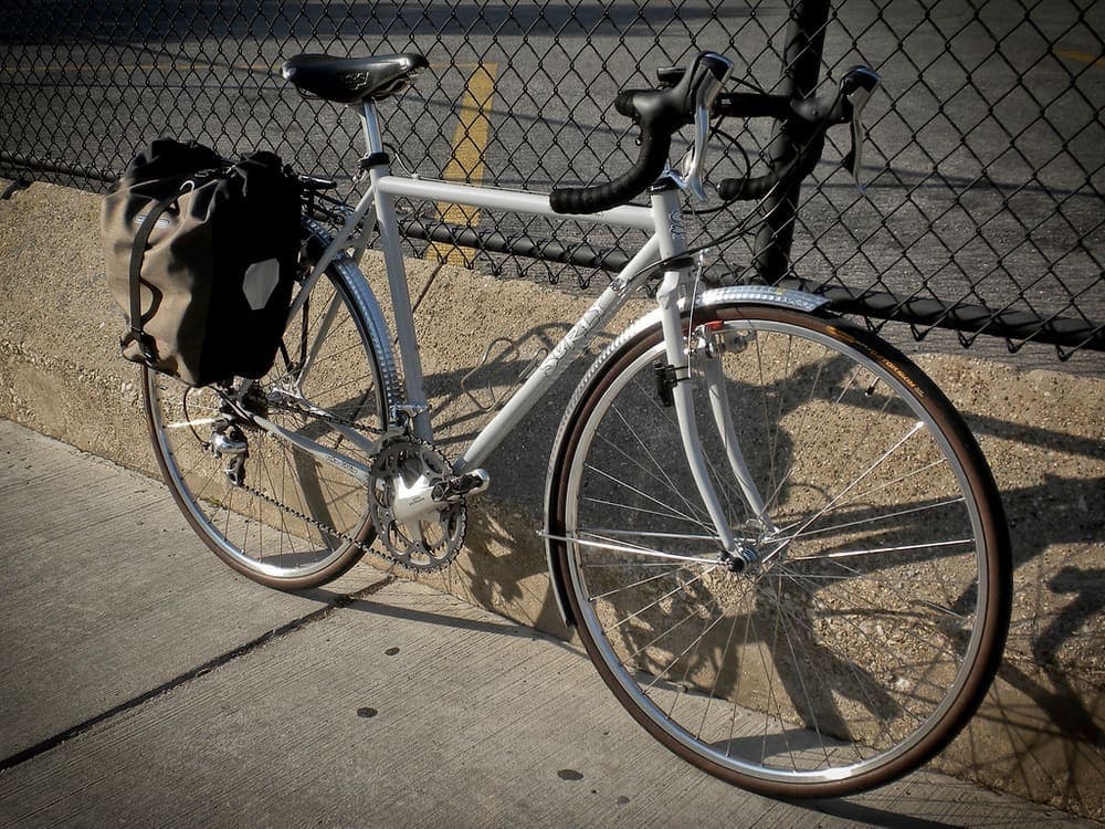 Fotografía real de bicicletero metálico para catálogo de CAMHE Infraestructura