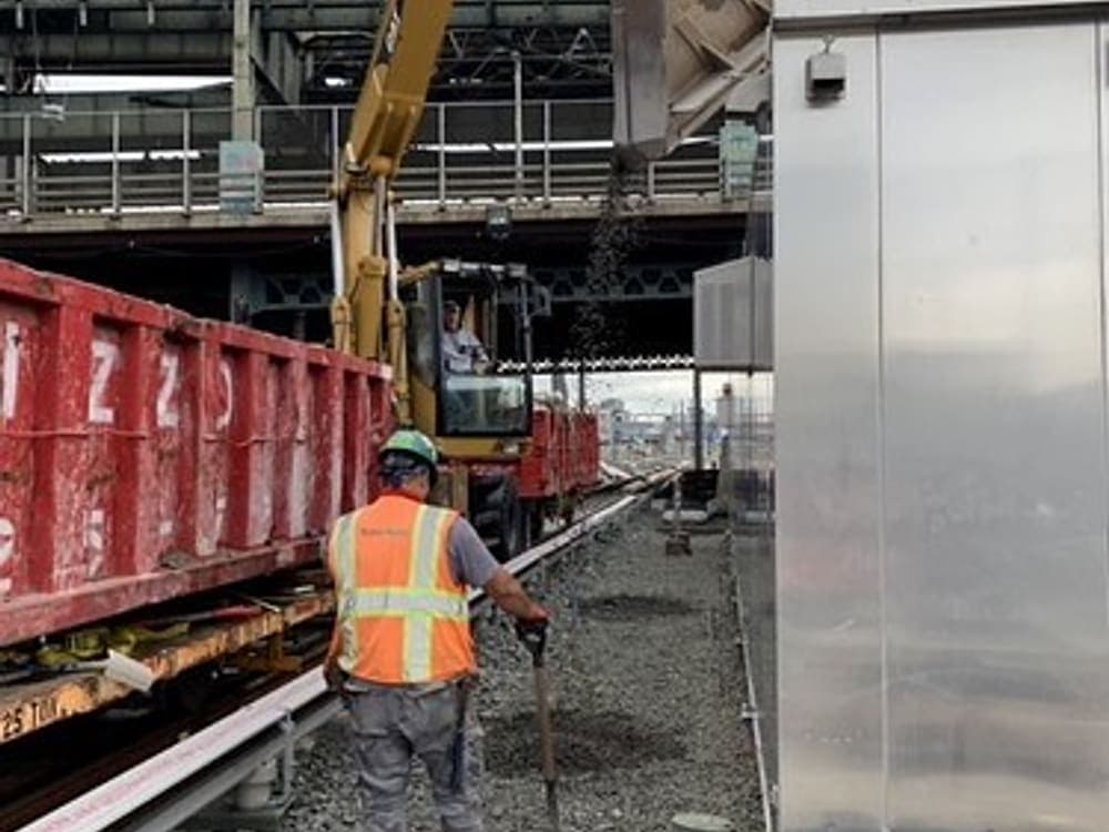 Fotografía real de bolardo abatible para catálogo de CAMHE Infraestructura