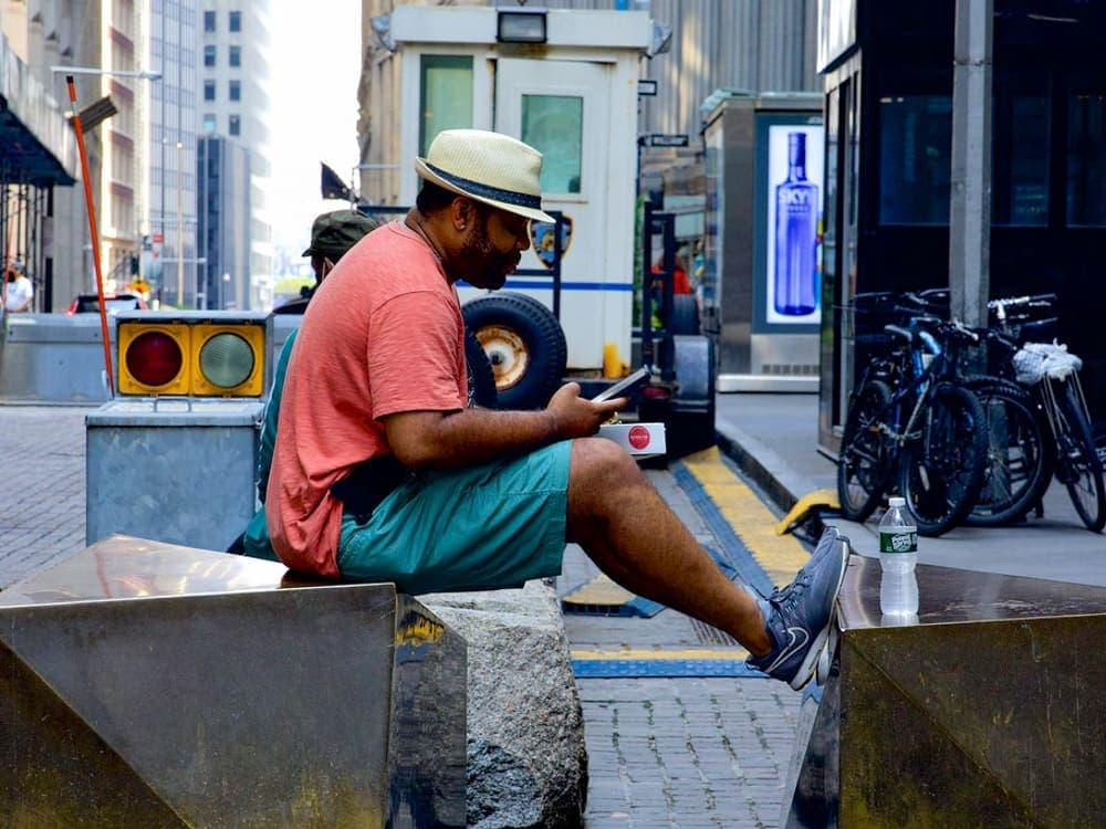 Fotografía real de bolardo fijo metálico para catálogo de CAMHE Infraestructura