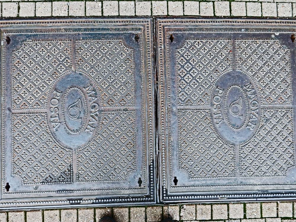 Fotografía real de brocal con tapa para catálogo de CAMHE Infraestructura