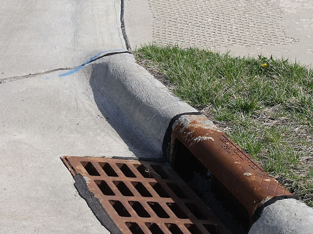 Fotografía real de coladera pluvial para catálogo de CAMHE Infraestructura