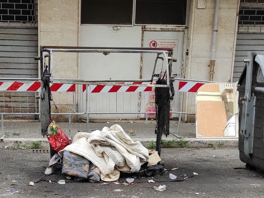 Fotografía real de contenedor urbano metálico para catálogo de CAMHE Infraestructura
