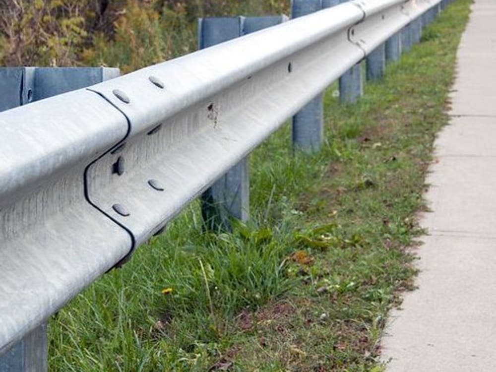 Fotografía real de defensa metálica vial para catálogo de CAMHE Infraestructura
