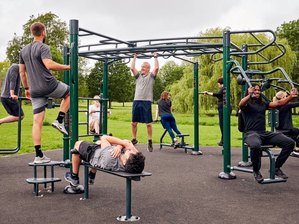 Fotografía real de gimnasio urbano multifuncional para catálogo de CAMHE Infraestructura