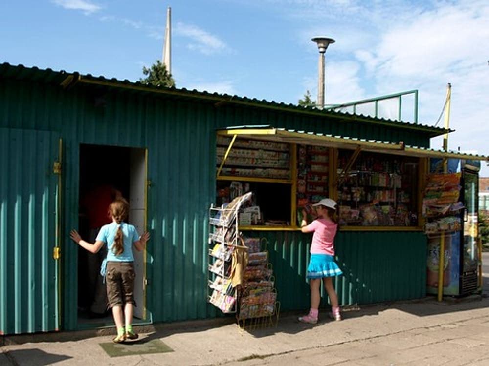 Fotografía real de kiosco urbano para catálogo de CAMHE Infraestructura