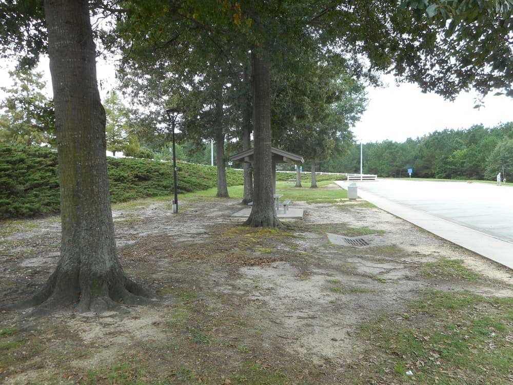 Fotografía real de mesa de picnic urbana para catálogo de CAMHE Infraestructura