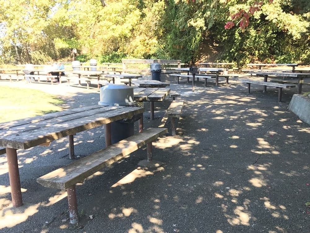 Fotografía real de mesa urbana para parque para catálogo de CAMHE Infraestructura