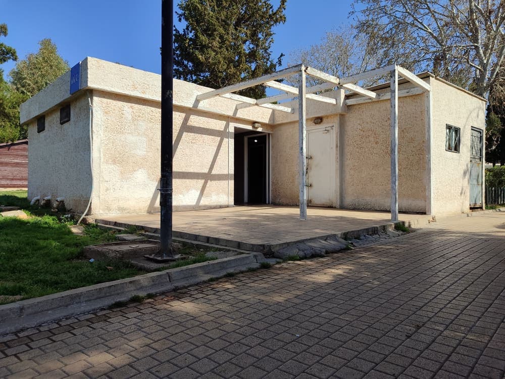 Fotografía real de módulo sanitario para catálogo de CAMHE Infraestructura