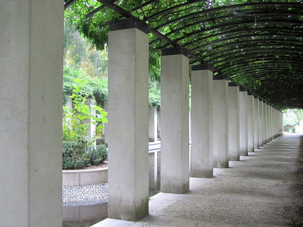 Fotografía real de pérgola metálica urbana para catálogo de CAMHE Infraestructura