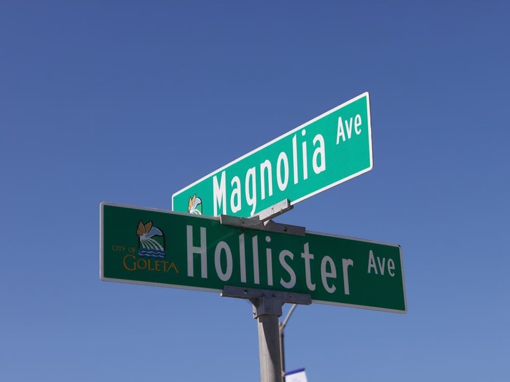 Fotografía real de placa de nomenclatura urbana para catálogo de CAMHE Infraestructura
