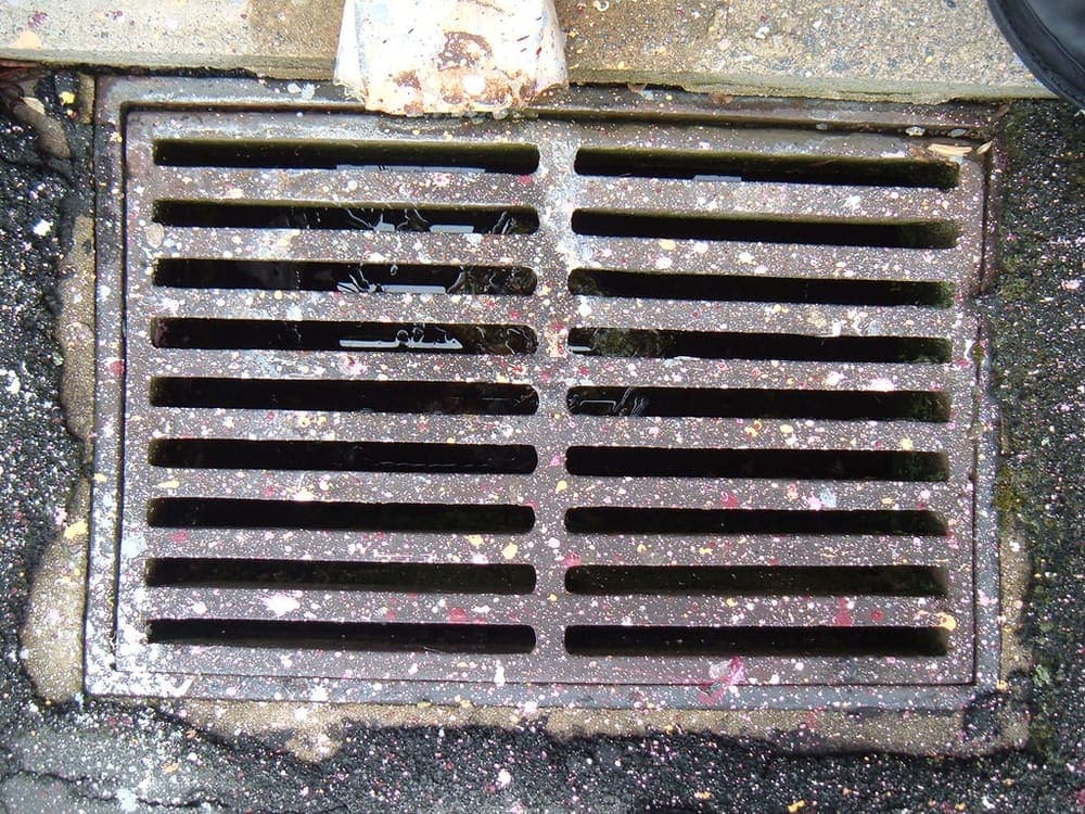 Fotografía real de rejilla para banqueta para catálogo de CAMHE Infraestructura