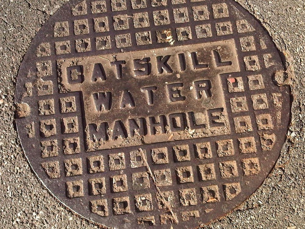 Fotografía real de rejilla pluvial de hierro fundido para catálogo de CAMHE Infraestructura